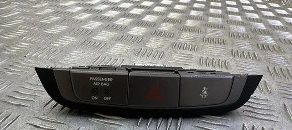 Hyundai i40 Hazard light switch 84740-2S450TJN
