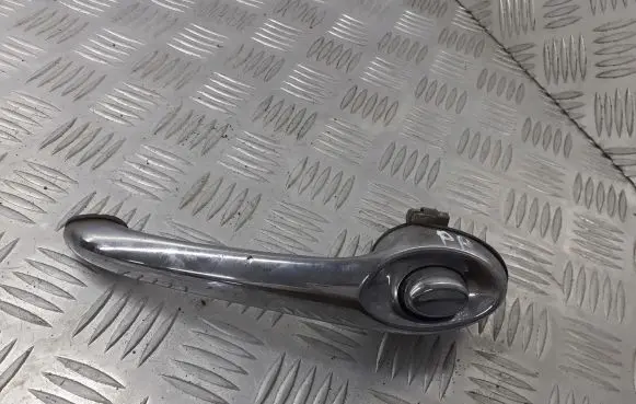 Chrysler PT Cruiser Front door exterior handle/bracket 