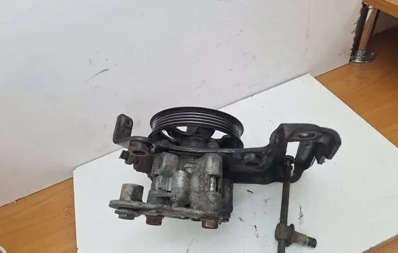 Toyota Corolla Verso AR10 Power steering pump U09
