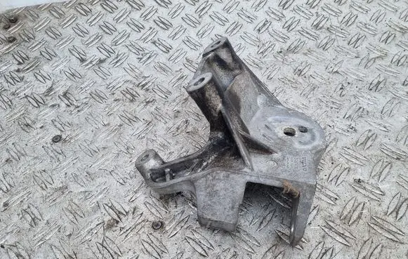 Engine mounting bracket