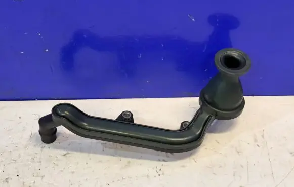 Volvo V50 Breather hose/pipe 8653858