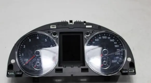 Volkswagen PASSAT B7 Speedometer (instrument cluster) 3AA920870E 001582 8768S79S