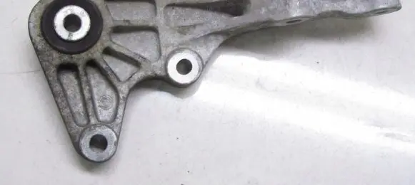 Volvo V40 Engine mounting bracket 31330961