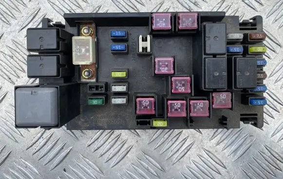 Subaru Legacy Fuse module 82241AG000 506269