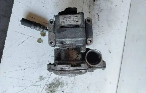 BMW 3 E46 Power steering pump 6756611 7614955107
