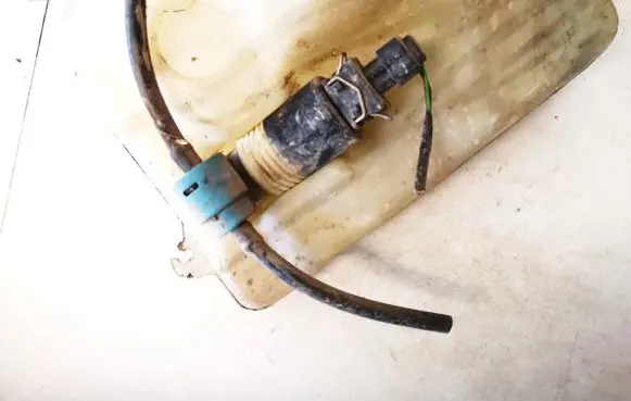 Volkswagen PASSAT B4 Windscreen/windshield washer pump