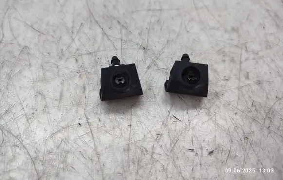 Windshield washer spray nozzle