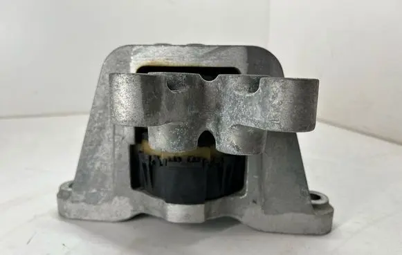 Chrysler Pacifica Engine mount bracket P68224746AD 68224746AD D081723119