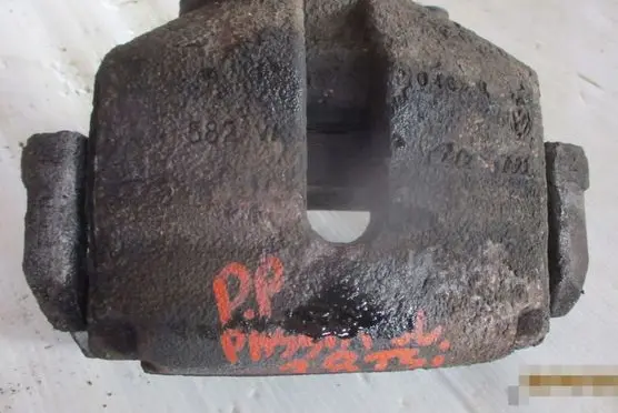 Volkswagen PASSAT CC Front brake caliper