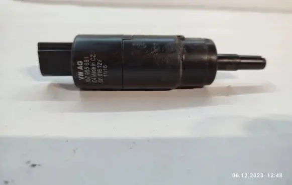 Volkswagen Touareg II Headlight washer pump 3B7955681
