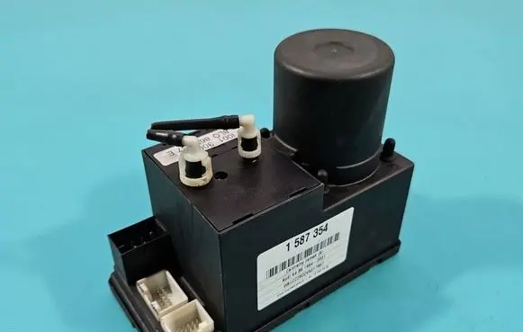 Audi A4 S4 B5 8D Central locking vacuum pump 8L0862257E IMPRK1587354