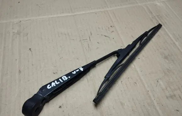 Rear wiper blade arm