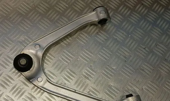 Infiniti QX70 S51 Front upper control arm/wishbone 