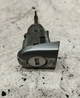 Volkswagen PASSAT B5.5 Front door lock (next to the handle) 