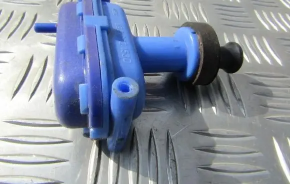 Audi 80 90 B3 Central locking vacuum pump 893862153D