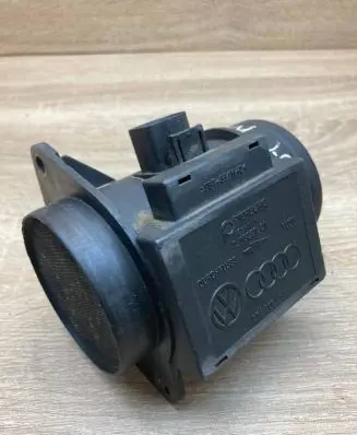 Volkswagen Golf IV Mass air flow meter 074906461 71822101