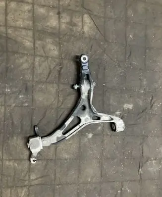 Mercedes-Benz R W251 Front lower control arm/wishbone 060008106