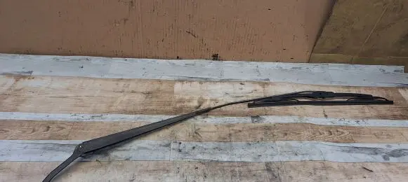 Front wiper blade arm