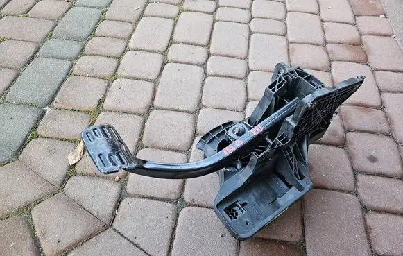 Opel Insignia B Clutch pedal 84657621-