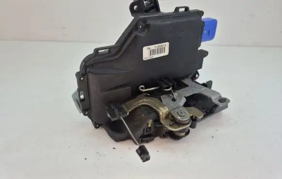 Volkswagen Golf V Rear door lock 7L0839016