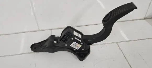 Hyundai Santa Fe Accelerator throttle pedal 2B100