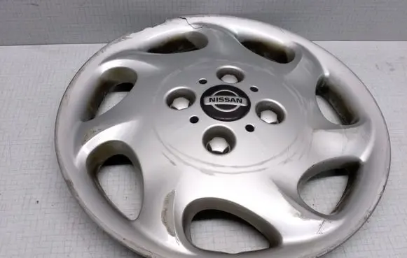 Nissan Maxima R15 wheel hub/cap/trim 40315BM404