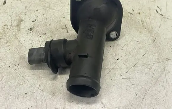 Volkswagen PASSAT B6 Engine coolant pipe/hose 03G121121B