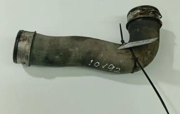 Volkswagen PASSAT B6 Intercooler hose/pipe 