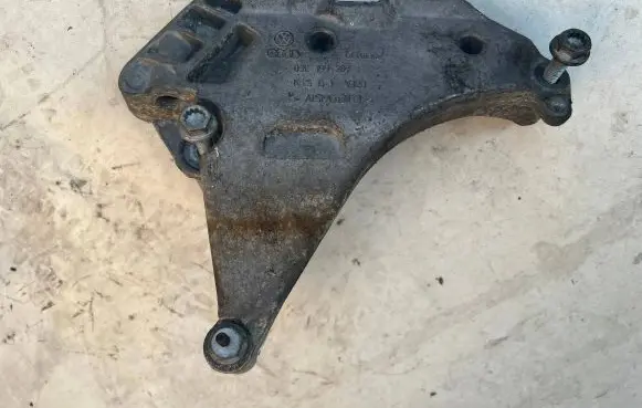 Volkswagen PASSAT B7 Engine mounting bracket 03L199207