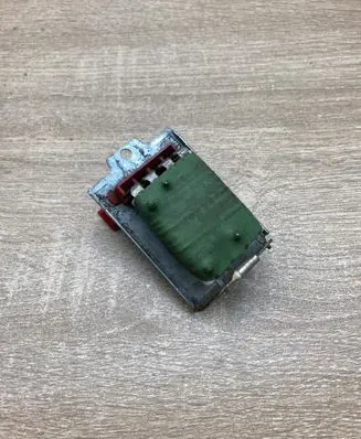 Volkswagen PASSAT B5 Heater blower motor/fan resistor 740245833F 8D0959263