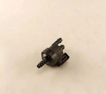 Engine mount vacuum valve