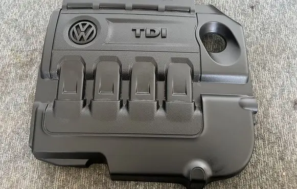 Volkswagen Golf VII Engine cover (trim) 04L103925Q 04L103925