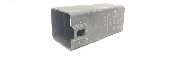 Skoda Octavia Mk2 (1Z) Glow plug pre-heat relay 038907281D