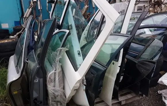 Volvo S60 Rear door sidabrines