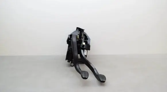 BMW 1 F40 Pedal assembly 6898135