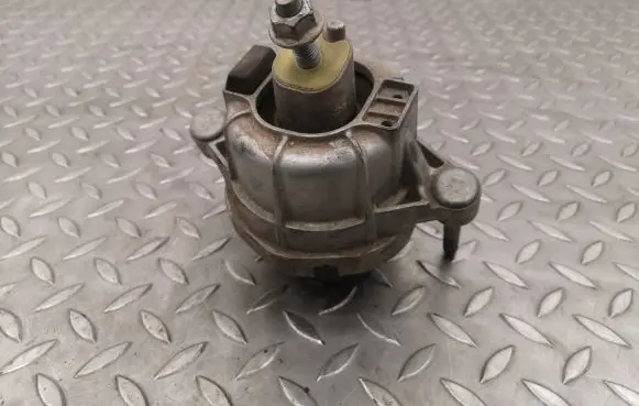 Engine mount bracket