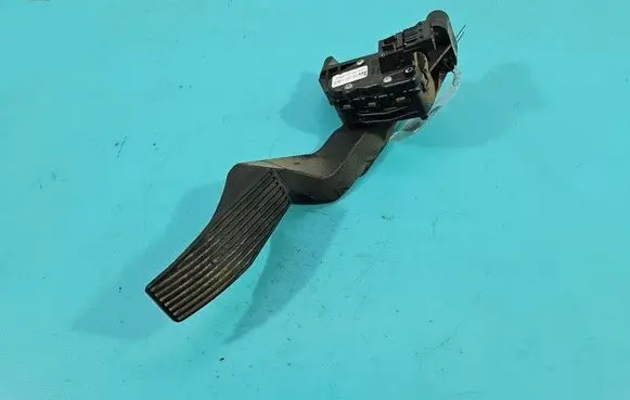 Accelerator throttle pedal