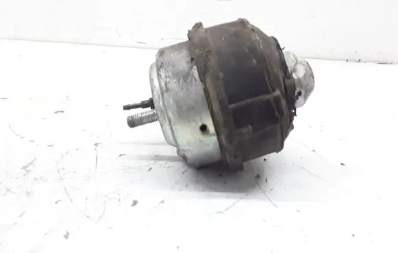 Volvo S80 Engine mount bracket