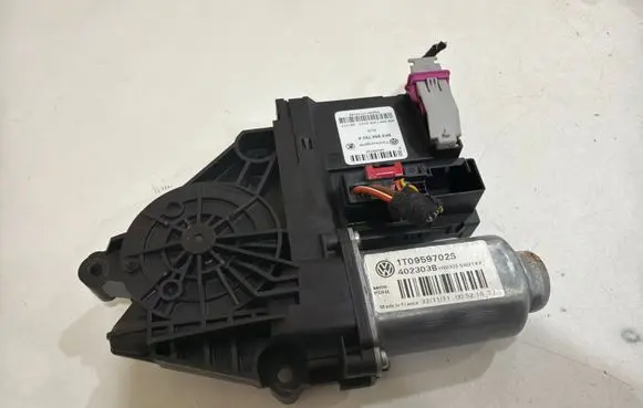 Skoda Octavia Mk2 (1Z) Front door window regulator motor 1T0959702S