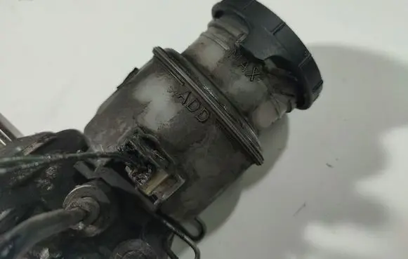 Opel Frontera B Brake fluid reservoir 