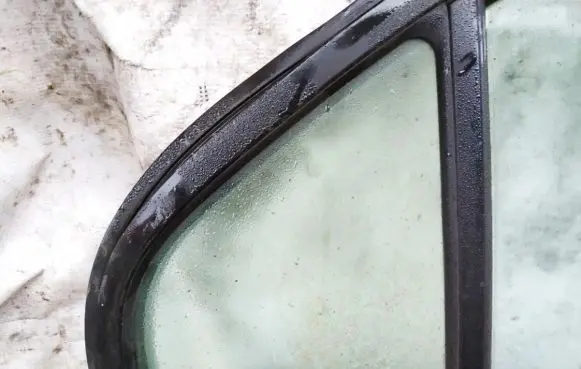 Rear vent window glass