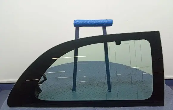 Chrysler Grand Voyager IV Rear side window