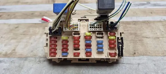 Nissan X-Trail T30 Fuse module 24330C9900