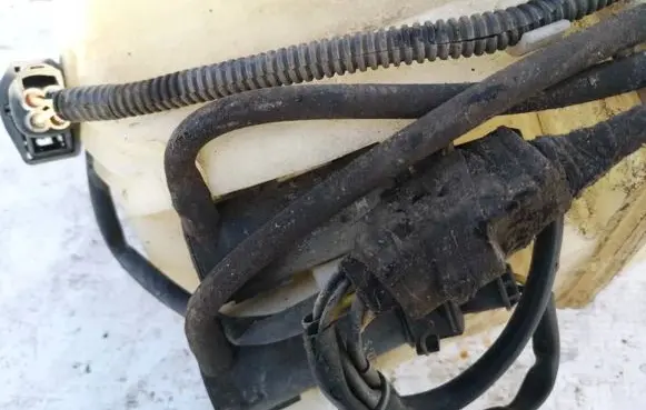 Volvo S60 Windscreen/windshield washer pump