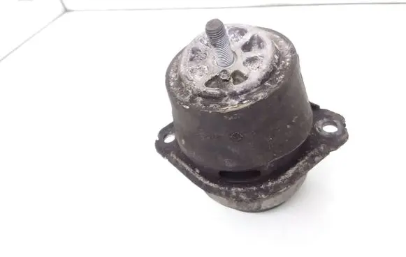 Volkswagen Touareg I Engine mount bracket 7L6199131