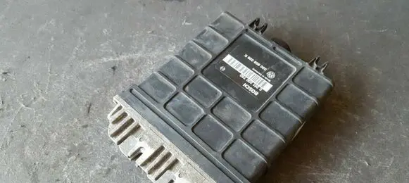 Volkswagen Golf III Engine control unit/module 0261200750