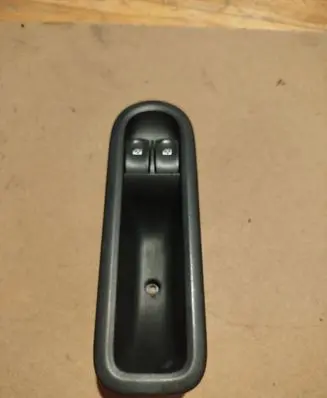 Renault Twingo II Electric window control switch 8200356513 8329061