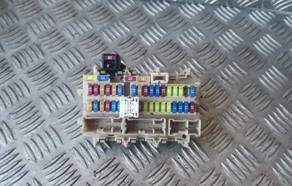 Nissan Pathfinder R52 Fuse module 3JA0A 2L24 5292