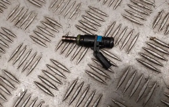 Audi Q7 4M Fuel injector 06E906031