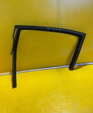 Seat Leon (1P) Rubber seal rear door window/glass 
